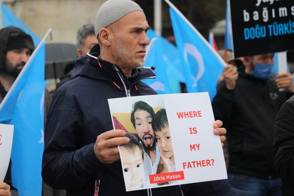 Doğu Türkistanlılar Interpol Başkanlık Seçiminde Çin Adayını Protesto Etti